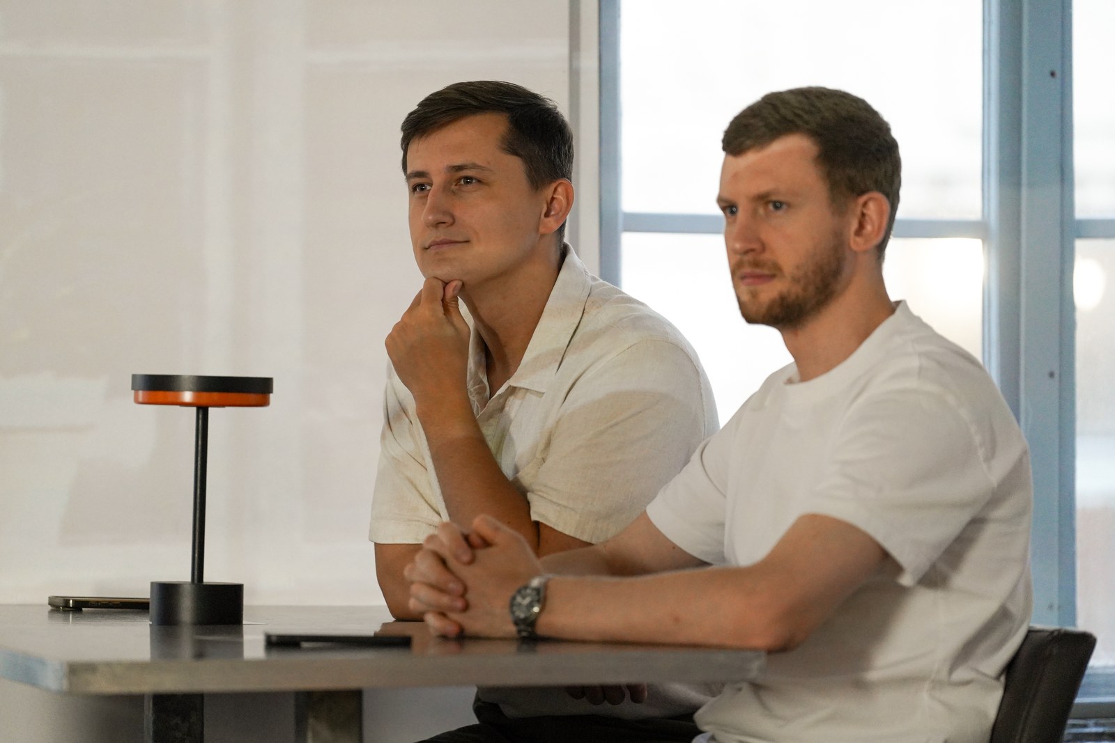Kraków Tech Mixer #2: Ship It, 3 вересня 2026 року, HEVRE. Фото: ВУС. Двоє чоловіків за столом зосереджено слухають доповідь на Kraków Tech Mixer #2